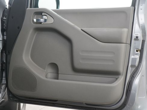 Used 2017 Nissan Frontier SV image 9