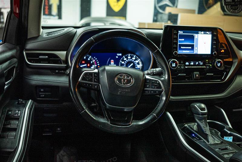 Used 2020 Toyota Highlander XLE AWD/4WD image 17