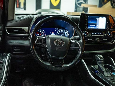 Used 2020 Toyota Highlander XLE image 17