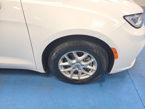 Used 2022 Chrysler Pacifica Touring-L FWD image 4