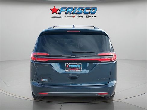 Certified 2025 Chrysler Pacifica Limited image 8