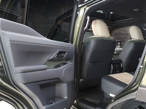 Used 2025 Lexus GX 550 w/ Accessory Package (32) AWD/4WD image 37