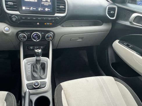 Certified 2025 Hyundai Venue SEL FWD image 33