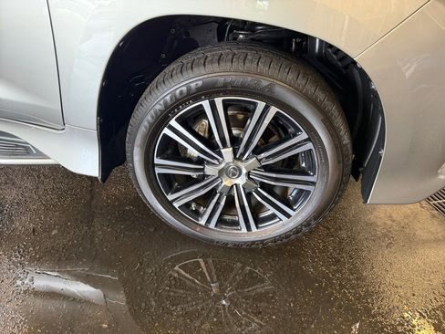 Used 2021 Lexus LX 570 4WD w/ Luxury Package image 29