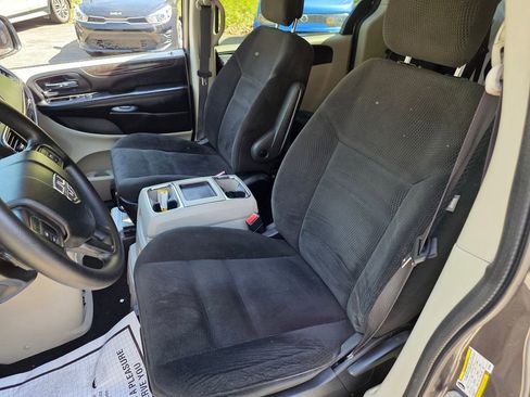 Used 2016 Dodge Grand Caravan SE w/ Quick Order Package 29E SE FWD image 12