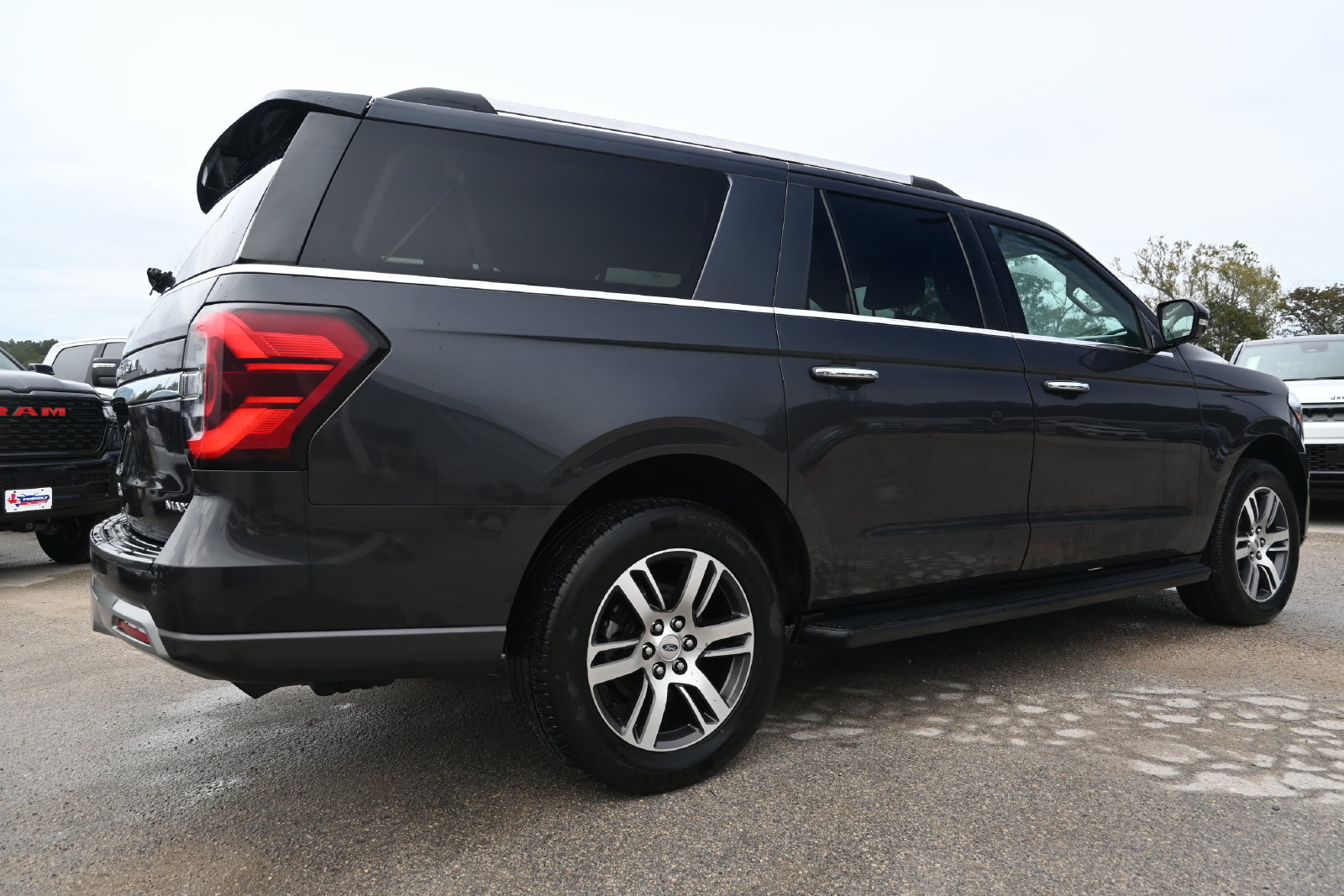 Used 2024 Ford Expedition Max Limited RWD image 2