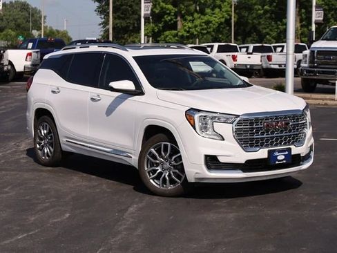 Used 2024 GMC Terrain Denali w/ Denali Premium Package AWD/4WD image 2