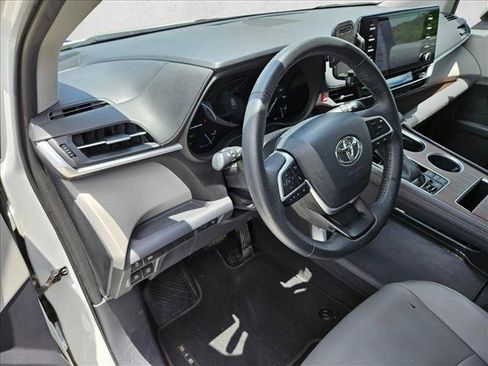 Used 2022 Toyota Sienna XLE FWD image 10
