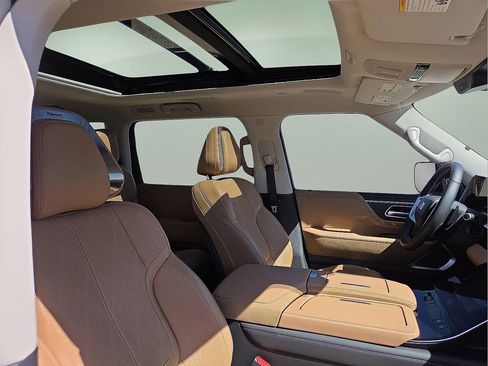 Used 2025 INFINITI QX80 Sensory image 12