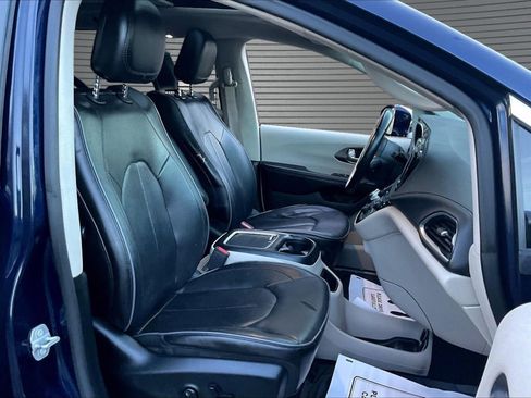 Used 2018 Chrysler Pacifica Limited w/ Tire & Wheel Group image 29