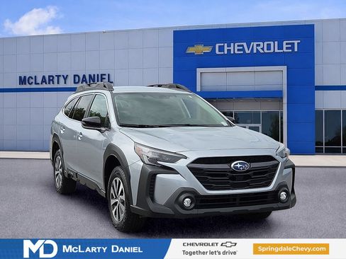 Used 2025 Subaru Outback Premium AWD/4WD image 1