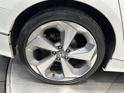 Used 2018 Honda Accord Touring image 11