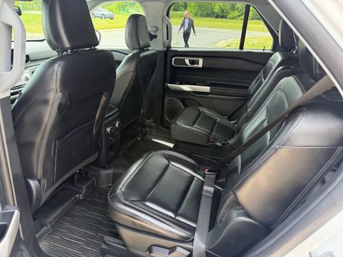 Used 2021 Ford Explorer XLT w/ Equipment Group 202A AWD/4WD image 20