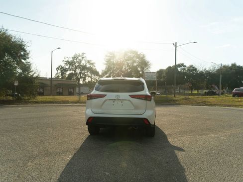 Used 2021 Toyota Highlander XLE image 7