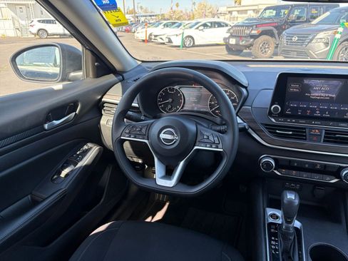 Used 2025 Nissan Altima 2.5 SV image 34