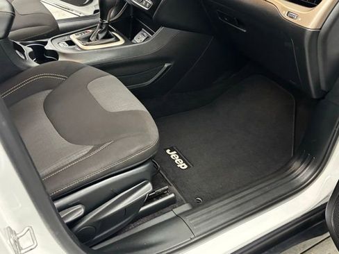 Used 2017 Jeep Cherokee Latitude FWD image 31