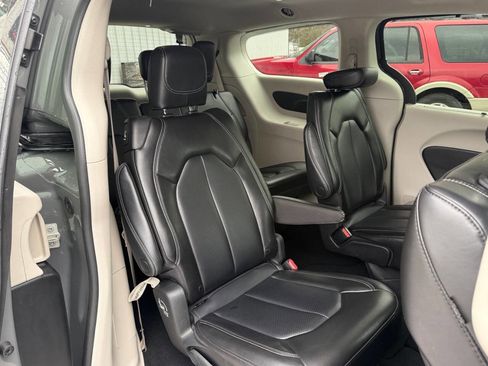 Used 2023 Chrysler Pacifica Touring-L image 10