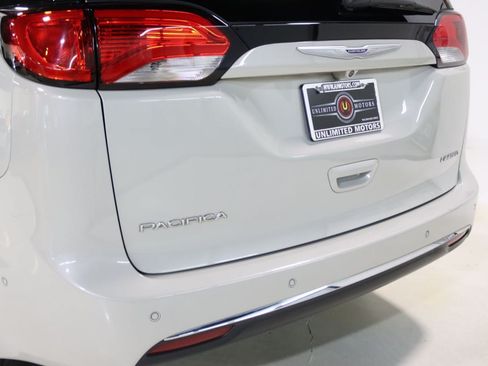 Used 2019 Chrysler Pacifica Limited w/ Tire & Wheel Group FWD image 67