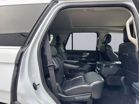 Used 2025 Ford Expedition Platinum image 19