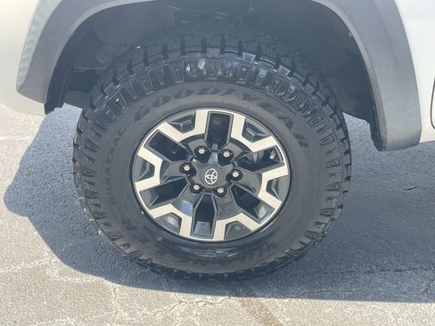 Used 2017 Toyota Tacoma TRD Off-Road w/ Tow Package (A/T) AWD/4WD image 10