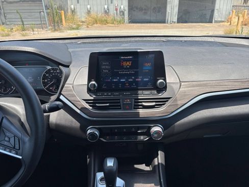 Used 2025 Nissan Altima 2.5 SV FWD image 14