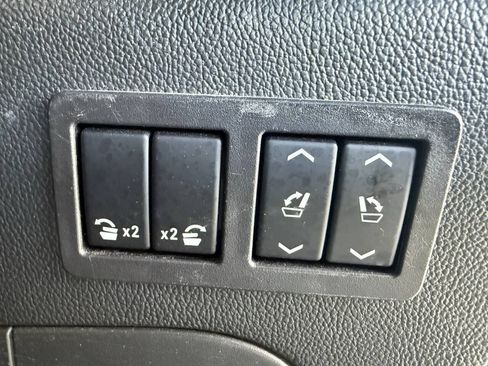 Used 2017 Cadillac Escalade ESV Platinum AWD/4WD image 41