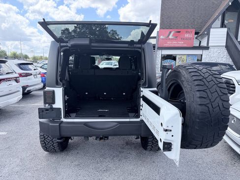 Used 2017 Jeep Wrangler Unlimited Rubicon w/ Connectivity Group AWD/4WD image 5