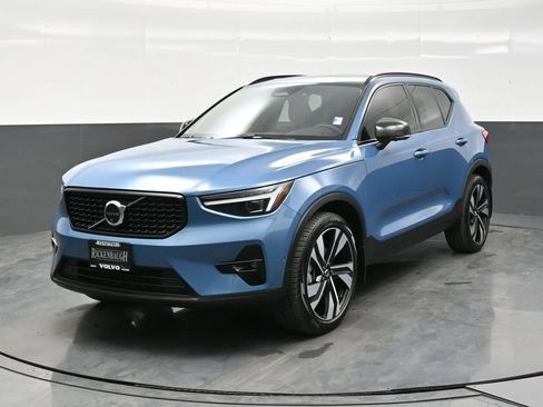 Used 2025 Volvo XC40 B5 Ultra AWD/4WD image 2