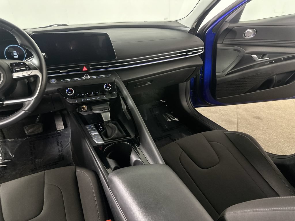 Used 2025 Hyundai Elantra SEL FWD image 21
