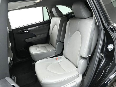Used 2022 Toyota Highlander Limited image 16