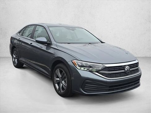 Used 2024 Volkswagen Jetta SE image 3