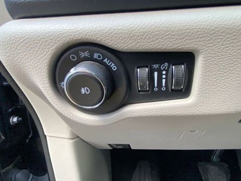 Used 2023 Chrysler Pacifica Touring-L image 16