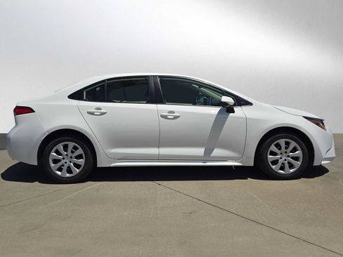 Used 2021 Toyota Corolla LE w/ Carpet Mat Package (TMS) FWD image 2