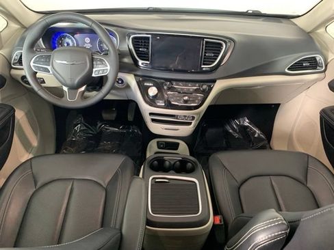 Used 2024 Chrysler Pacifica Touring-L FWD image 2