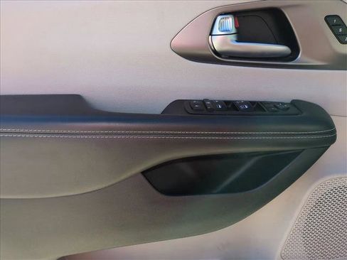 Used 2021 Chrysler Pacifica Touring-L w/ Premium & Safety Sphere Group FWD image 8
