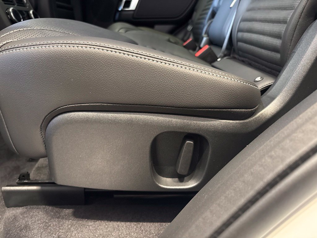 New 2026 Land Rover Discovery S AWD/4WD image 17