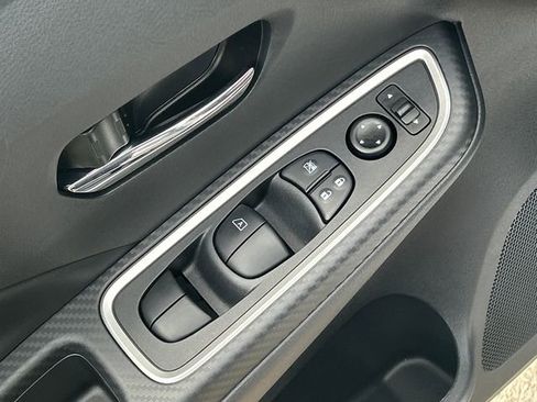 Used 2025 Nissan Versa SR image 12