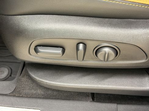 Used 2019 Chevrolet Equinox Premier FWD image 13