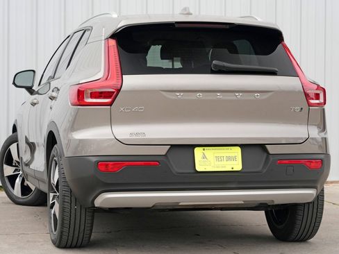 Used 2022 Volvo XC40 T5 Momentum w/ Premium Package image 5