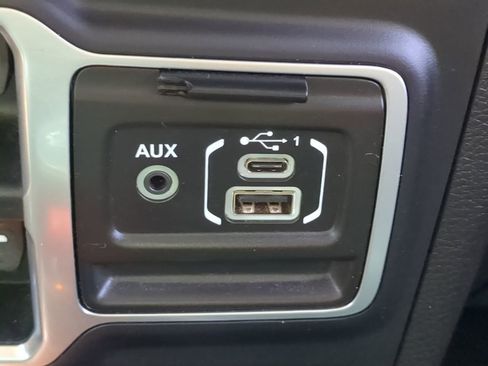 Used 2018 Jeep Wrangler Unlimited Sahara image 22