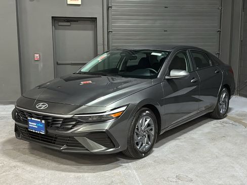 Used 2024 Hyundai Elantra SEL FWD image 3