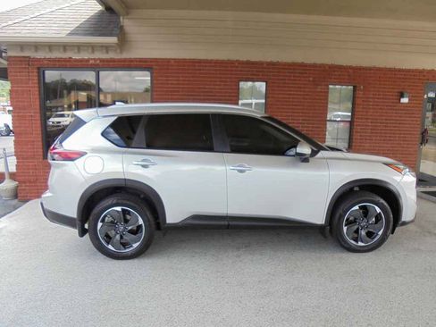 Used 2024 Nissan Rogue SV w/ SV Premium Package FWD image 2