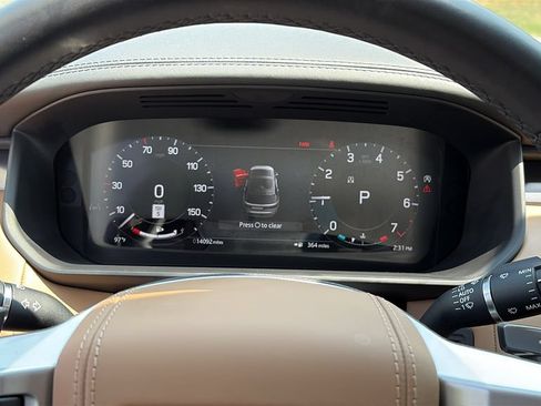 Used 2025 Land Rover Discovery Metropolitan Edition AWD/4WD image 15