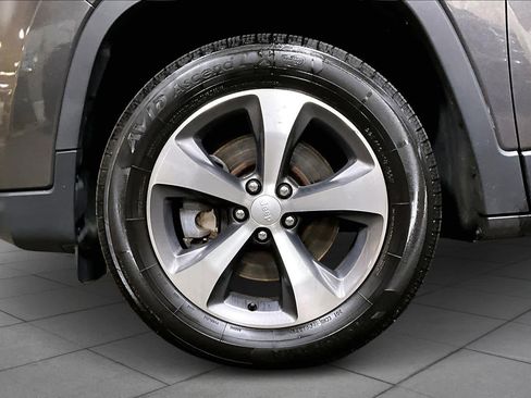 Used 2020 Jeep Cherokee Limited image 11