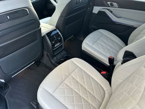 Used 2024 BMW X7 xDrive40i w/ M Sport Package AWD/4WD image 12