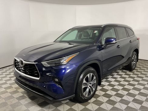 Used 2022 Toyota Highlander XLE image 4