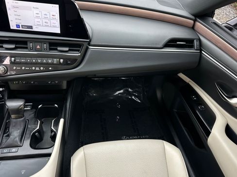 Used 2025 Lexus ES 300h w/ Premium Package FWD image 28