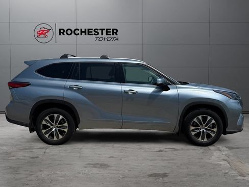 Used 2022 Toyota Highlander XLE AWD/4WD image 6