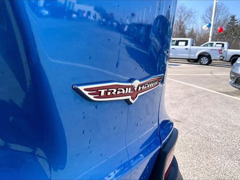 Used 2019 Jeep Cherokee Trailhawk image 9