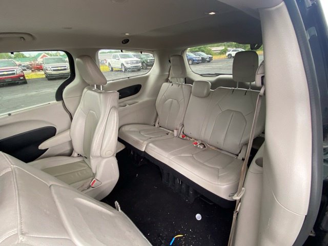 Used 2021 Chrysler Pacifica Touring-L FWD image 14